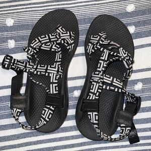 Chaco Women (x2 straps) black and white (EUC)